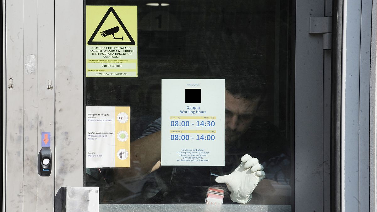 Κατοχή Αιτωλοακαρνανίας: Ένοπλη ληστεία με ομηρία σε τράπεζα – Άρπαξαν 200.000 ευρώ από το χρηματοκιβώτιο και εξαφανίστηκαν