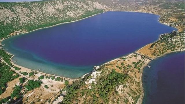 Κάθε 6 ώρες αλλάζει σχήμα: Η παραλία με τα απίθανα κρυστάλλινα νερά που είναι ζεστά από τον Απρίλιο μέχρι τον Νοέμβριο