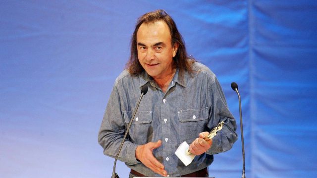 Νίκος Παπάζογλου: Από τους πιο επιδραστικούς Έλληνες τραγουδιστές, άνοιξε τον δρόμο για μια ολόκληρη γενιά ομοτέχνων του