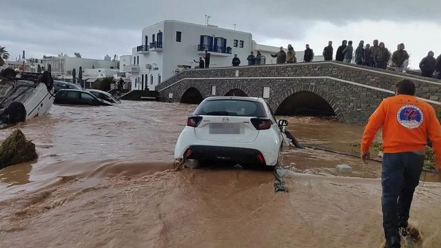 Καιρός σήμερα 01/04: Μπαίνει στο «Μάτι του Κυκλώνα» και η Αττική – Μετά τις Κυκλάδες, παίρνουν σειρά τα νησιά του ανατολικού Αιγαίου – 112 σε Χιό, Σάμο, Ικαρία, τεράστιες ζημιές σε Πάρο, Μύκονο
