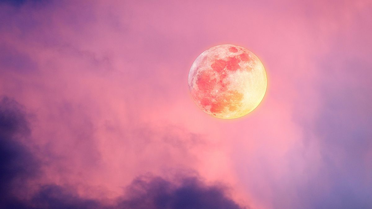 Πανσέληνος Απριλίου: Αυτά τα 4 ζώδια επηρεάζονται από το Ροζ Φεγγάρι
