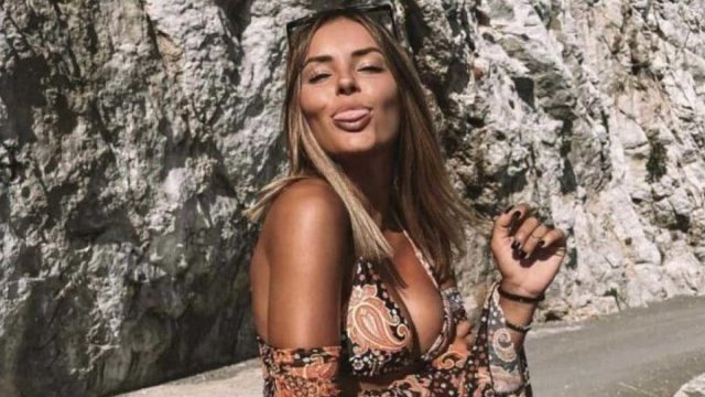 Η Σοφιάνα Αβραμάκη σε νυχτερινή έξοδο με διχτυωτό φόρεμα χωρίς εσώρουχα! (ΦΩΤΟ)