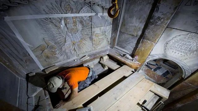 Δέος: Η στιγμή που ανοίγουν τον τάφο του Ιησού Χριστού (video)