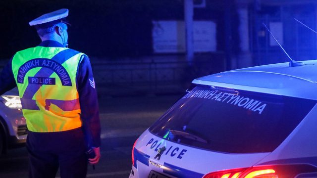 Θεσσαλονίκη: 37χρονη οδηγός έπεσε πάνω σε τροχονόμο