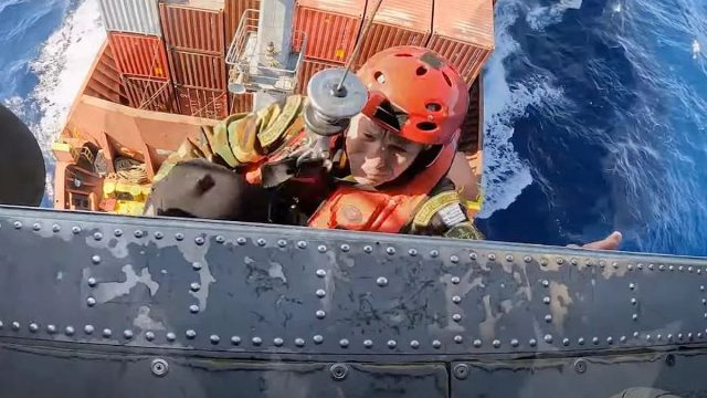 Ελικόπτερο του Πολεμικού Ναυτικού μετέφερε ασθενή από πλοίο με τουρκική σημαία – Βίντεο ντοκουμέντο