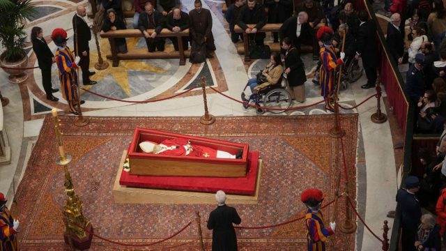 Πυρετώδεις οι προετοιμασίες για την κηδεία του Πάπα Φραγκίσκου: Ποιος θα κάτσει και πού – Στην τρίτη θέση ο Τραμπ;