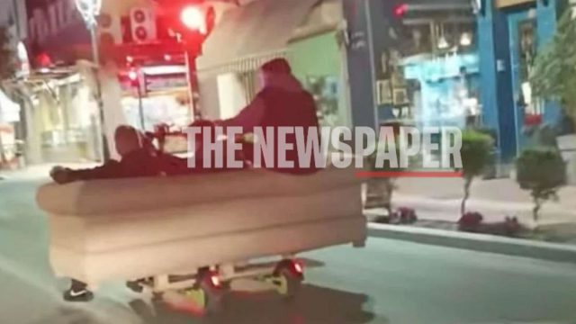 Βόλος: Νεαροί έβαλαν καναπέ πάνω σε… πατίνια και έκοβαν βόλτες στο κέντρο της πόλης