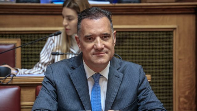Άδωνις Γεωργιάδης: Με ανανεωμένο look μετά από εμφύτευση μαλλιών ο υπουργός Υγείας