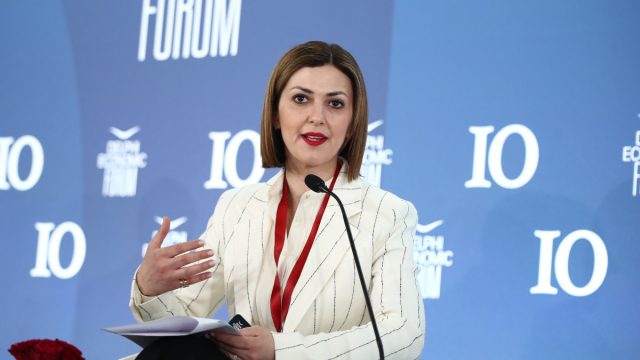 Ειρήνη Αγαπηδάκη: Λεκτική επίθεση στην υπουργό σε εκκλησία για το γάμο ομοφύλων