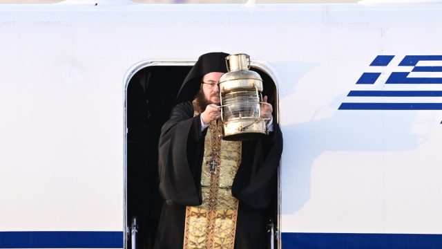 Η φωτογραφία της ημέρας: Το Άγιο Φως ταξίδεψε και φέτος στην Ελλάδα