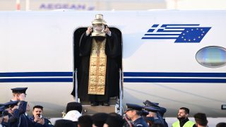 Το Άγιο Φως έφτασε στην Αθήνα και ταξιδεύει σε όλη την Ελλάδα
