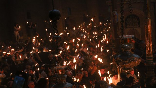 Άγιο Φως: Η διαχρονική διαμάχη, οι αμφισβητήσεις και οι μαρτυρίες
