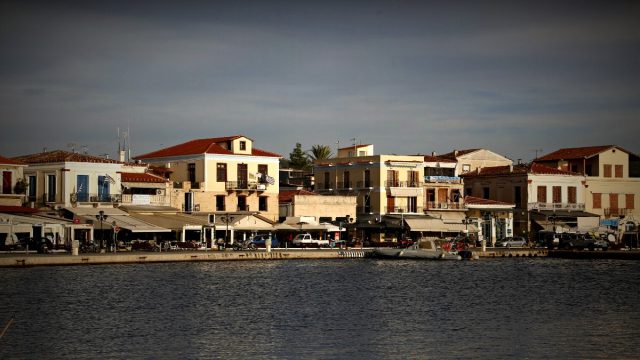 Ανοιξιάτικη Πασχαλινή απόδραση της τελευταίας στιγμής: Ένα κοντινό νησί με αυθεντική παράδοση και φυσική ομορφιά