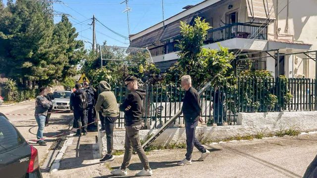 Αίγιο: Επεισοδιακή η μεταγωγή του δράστη του διπλού φονικού – Έβριζε αστυνομικούς και δικαστικούς