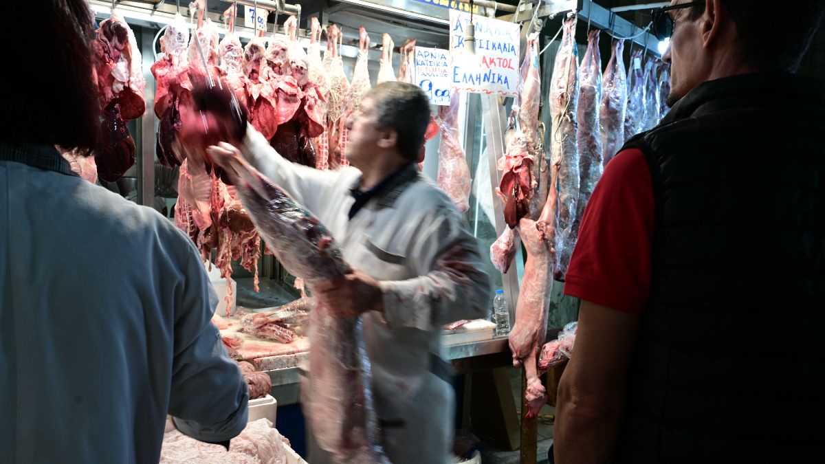 «Τσουχτερό» το Πασχαλινό τραπέζι: Ακριβότερα έως και κατά 2 ευρώ το κιλό φέτος τα αμνοερίφια