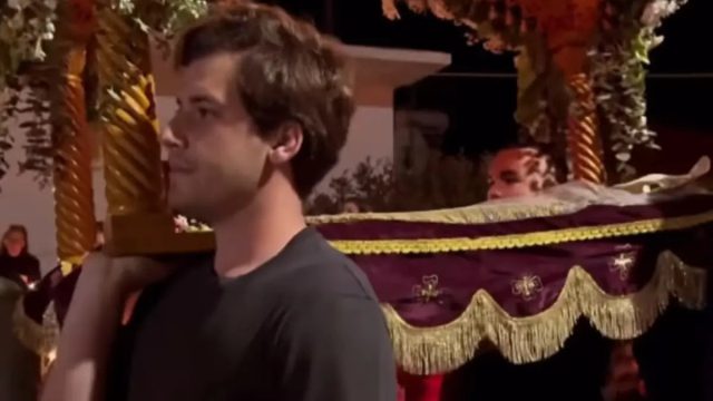 Συγκίνησε ο Γιώργος Αμούτζας: Σήκωσε ξανά τον Επιτάφιο στους ώμους του