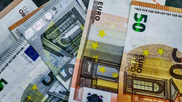 Αναδρομικά «ανάσα» έως 7.800 ευρώ στις συντάξεις χηρείας: Ποιοι είναι οι δικαιούχοι και πότε θα δουν το χρώμα του χρήματος