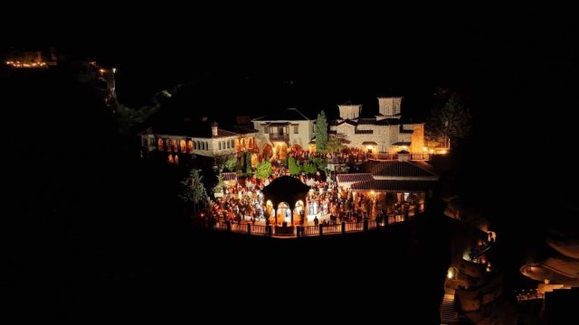 Μεγαλειώδης η Ανάσταση στα Μετέωρα – Εντυπωσιακές εικόνες και βίντεο
