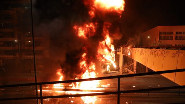 Ανάσταση με βόμβες μολότοφ στον Νέο Κόσμο – Το άτυπο έθιμο που προκαλεί αναστάτωση