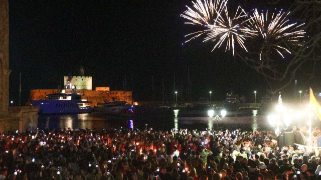 Με μεγαλοπρέπεια γιορτάστηκε η Ανάσταση του Κυρίου σε όλη την Ελλάδα – Πλήθος πιστών έλαβε το Άγιο Φως