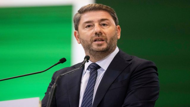 Βλέπει την «πόρτα» του ΠΑΣΟΚ ο Ανδρουλάκης; Τρίτος και καταϊδρωμένος στις δημοσκοπήσεις