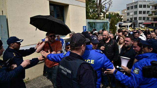 Ένταση στη συγκέντρωση των ταξί έξω από το υπουργείο Υποδομών και Μεταφορών – Ζητούν τον Κυρανάκη