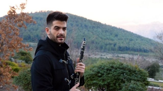 Στο νοσοκομείο με σοβαρά τραύματα ο Άρης Μουγκοπέτρος – Εξερράγη στα χέρια του κροτίδα