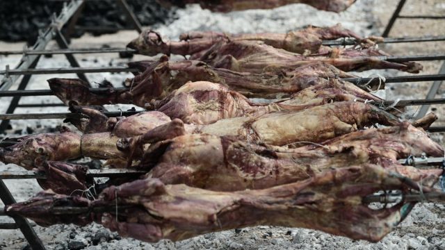 Αρνί ή κατσίκι το Πάσχα; Η διατροφική αξία του πασχαλινού τραπεζιού και τι πρέπει να προσέξετε