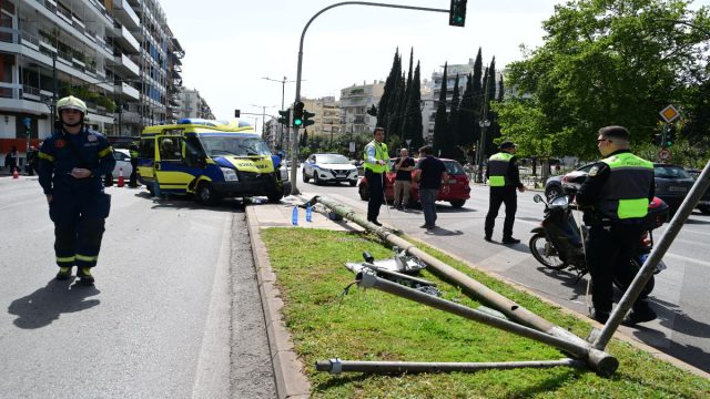 Στη ΜΕΘ οι δύο τραυματίες μετά το σοβαρό τροχαίο με ασθενοφόρο στο Παγκράτι