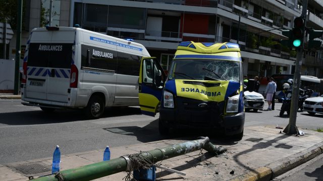 Συναγερμός στο κέντρο της Αθήνας: Ασθενοφόρο προσέκρουσε σε κολώνα και καταπλάκωσε πεζούς