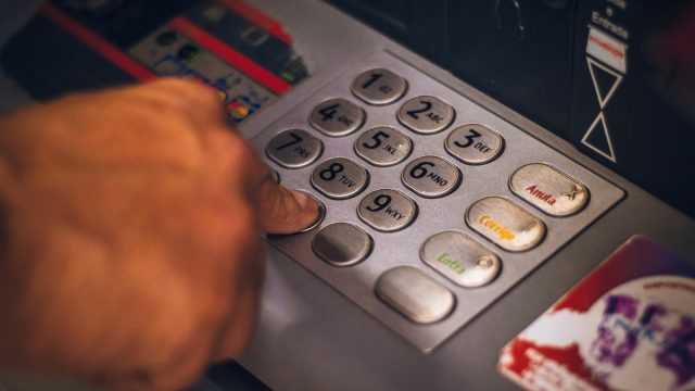 Πάσχα: Το ωράριο των τραπεζών – Πώς επηρεάζονται οι ηλεκτρονικές συναλλαγές από τις αργίες