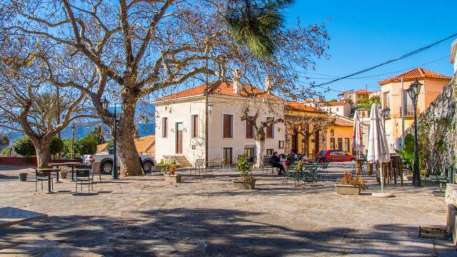 Φτάνεις σε 2,5 ώρες από την Αθήνα: Το χωριό φωλιασμένο» στους πρόποδες του Παρνασσού που κοιτάει τη θάλασσα
