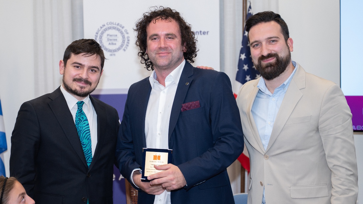 Ασυνήθιστη εικόνα: Βουλευτές και καλλιτέχνες αντιπαρατίθενται με πολιτικό πολιτισμό στο Debate House