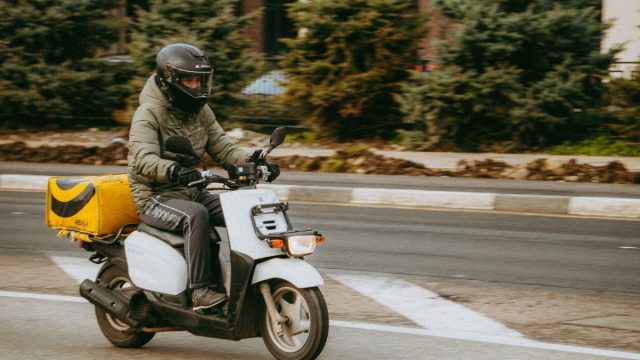 Τρόμος για ντελιβερά στη Θεσσαλονίκη: Τον απείλησαν με γκασμά, σφυρί και κατσαβίδι – Συγκλονιστικές εικόνες