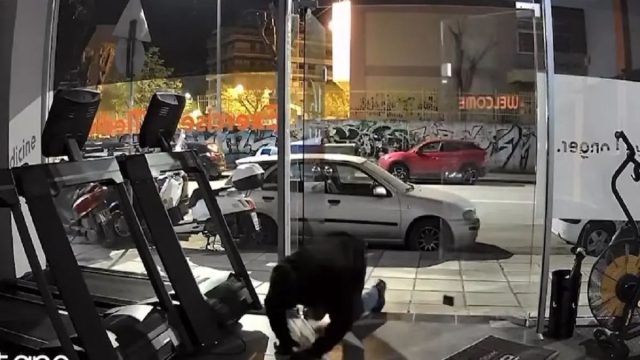 Ληστεία για γέλια στη Θεσσαλονίκη: Διαρρήκτης μπήκε… μπουσουλώντας σε γυμναστήριο – Φεύγοντας έκλεισε και την πόρτα (Βίντεο)