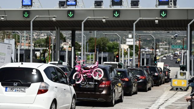 Αναχωρούν από την Αττική και οι τελευταίοι εκδρομείς του Πάσχα: Η μείωση στη βενζίνη που τους έκανε μετά από καιρό να… φουλάρουν