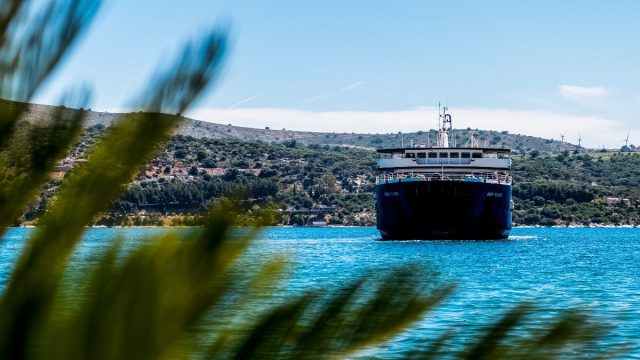 Τιμή-ανάσα για τους επιβάτες: Μείωση 50% στα ακτοπλοϊκά τέλη με νέα τροπολογία