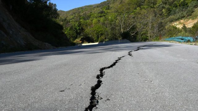Συναγερμός για την ποιότητα των έργων: Κατέρρευσε δρόμος λίγο πριν ολοκληρωθεί