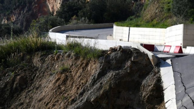 Θεσσαλία: Κατεπείγουσα έρευνα για την κατάρρευση του νέου δρόμου Λάρισας – Μαγνησίας λίγο πριν παραδοθεί