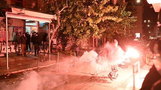 Επεισοδιακή νύχτα στα Εξάρχεια: Μολότοφ και πετροπόλεμος με καμένα αυτοκίνητα και πάνω από 70 προσαγωγές