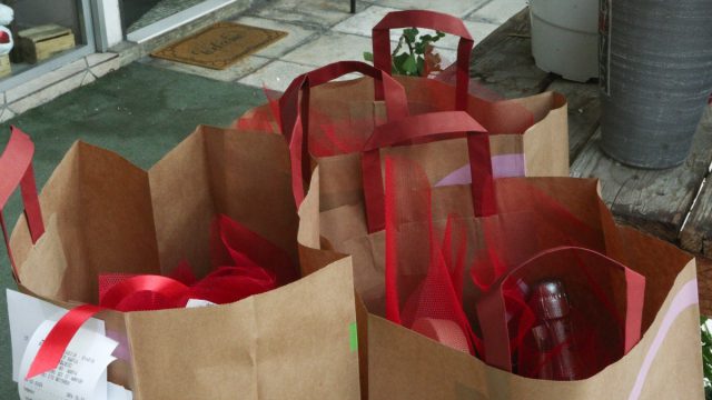Εορταστικό ωράριο Πάσχα: Πώς λειτουργούν τα καταστήματα και πώς φτάνουμε μέχρι το Μεγάλο Σάββατο (19/4)