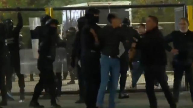 Τραγικός θάνατος για δύο νεαρούς οπαδούς στη Χιλή – Συνεθλίβησαν σε φράχτη από όχημα ρίψης χημικών της Αστυνομίας