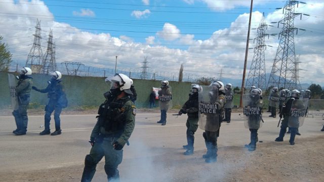 Ένταση στην Πτολεμαΐδα πριν την επίσκεψη Μητσοτάκη – Συγκρούσεις διαδηλωτών με την αστυνομία