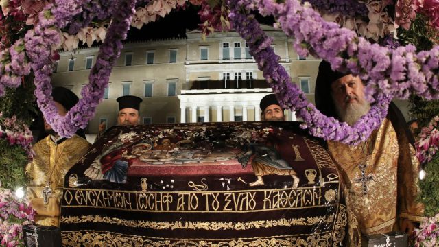 Μεγάλη Παρασκευή: Η κορύφωση του Θείου Δράματος – Η στιγμή της αποκαθήλωσης, ο Επιτάφιος και τα έθιμα σε όλη την Ελλάδα