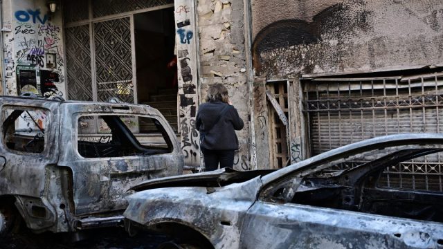 Νύχτα τρόμου στο κέντρο της Αθήνας – Φλόγες, εκρήξεις και συγκρούσεις με την αστυνομία