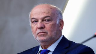 Ξεκαθαρίζει ο Φλωρίδης: «Φρένο» στην απόκτηση παιδιού με παρένθετη μητέρα για ομόφυλα ζευγάρια ανδρών