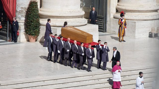 Πάπας Φραγκίσκος: «Βούλιαξε» το Βατικανό για τον «Πάπα των φτωχών» – Πάνω από 200.000 πιστοί και παρόντες ηγέτες από 130 χώρες