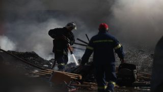 Ολονύχτια μάχη με τις φλόγες στην Κερατέα – Υπό μερικό έλεγχο η πυρκαγιά και ανησυχία για αναζωπύρωση