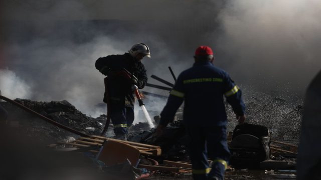Ολονύχτια μάχη με τις φλόγες στην Κερατέα – Υπό μερικό έλεγχο η πυρκαγιά και ανησυχία για αναζωπύρωση