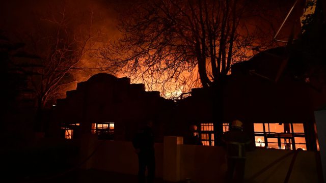 Φουντώνει η φωτιά στα Άνω Πατήσια – Εκτεταμένες ζημιές σε εγκαταλελειμμένο κτίριο